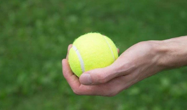 Lý do nên mang theo bóng tennis cùng chiếc tất lên máy bay - Ảnh 1.