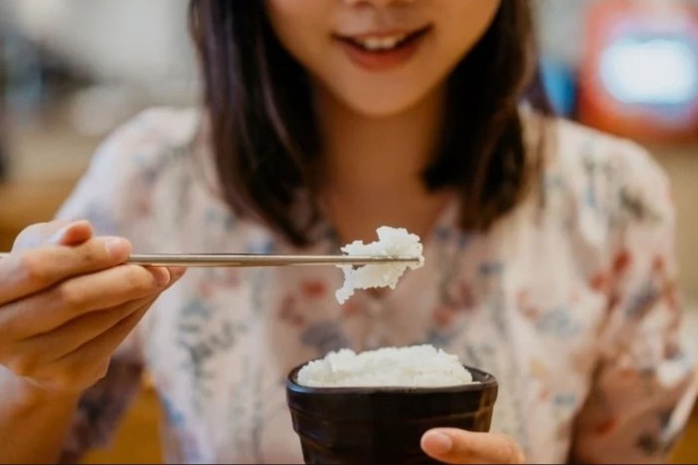 Bữa s&aacute;ng ăn cơm c&oacute; g&acirc;y "nặng bụng"?, chuy&ecirc;n gia đưa ra c&acirc;u trả lời - Ảnh 1.