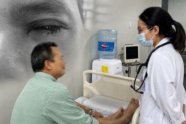 Người đàn ông 55 tuổi "chảy máu mắt" sau khi ăn thịt chó, bác sĩ phát hiện nguyên nhân bất ngờ - Ảnh 1.