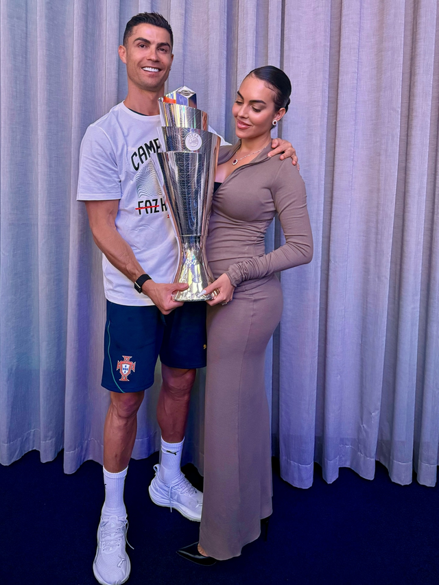 Lễ cưới kín đáo của Cristiano Ronaldo và Georgina Rodriguez - Ảnh 3.