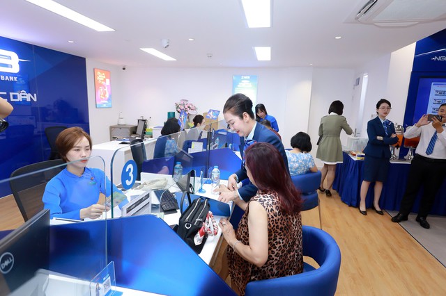 Các ngân hàng đồng loạt giảm lãi suất - Ảnh 2.