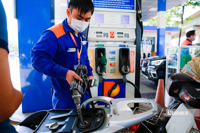 Giá xăng tiếp tục giảm - Ảnh 1.