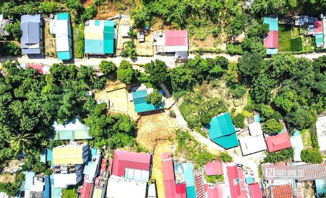Sạt lở núi làm sập tường, đe dọa 17 hộ dân: Lên phương án ổn định cuộc sống- Ảnh 1.