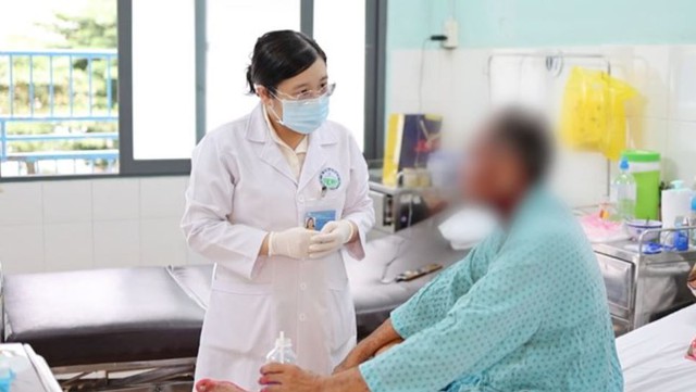 Người đàn ông 51 tuổi nguy kịch sau khi dùng loại thuốc nhỏ mắt "quen thuộc" - Ảnh 1.