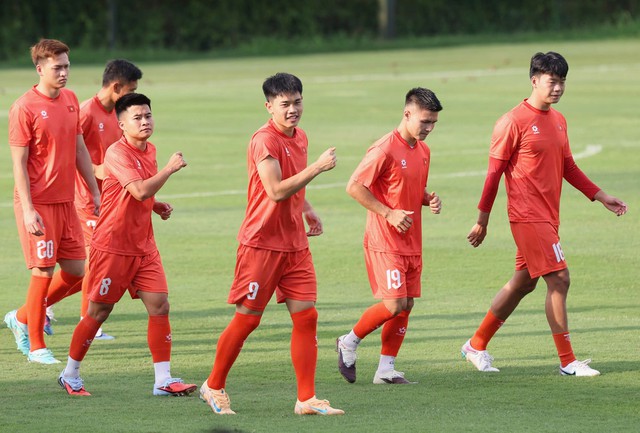 AFF Cup 2026: Tuyển Việt Nam tập trên mặt sân cỏ "lạ" ở Malaysia trước trận bán kết lượt đi - Ảnh 2.