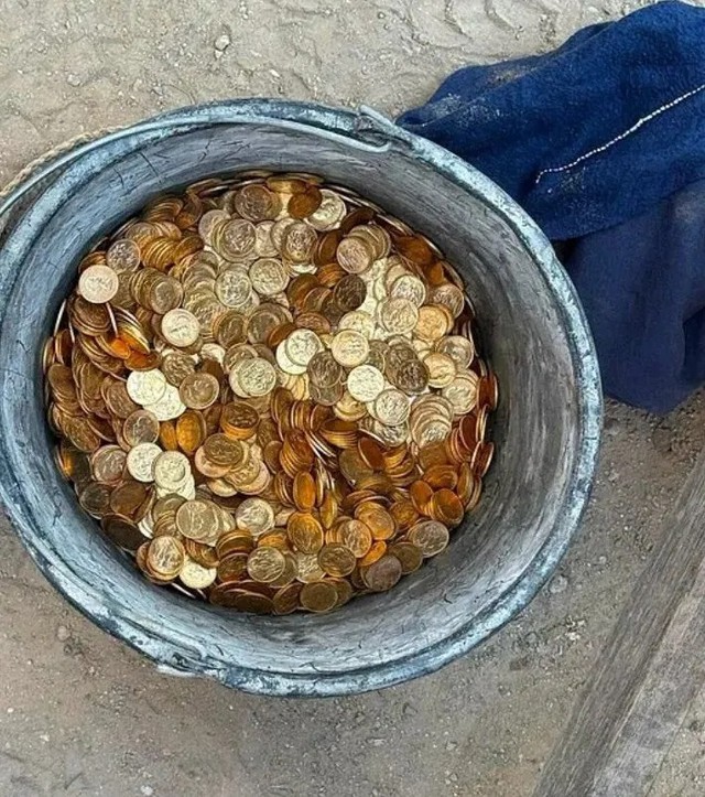 Nhóm thợ xây phát hiện ra số vàng trị giá 271 tỷ đồng giấu trong bức tường - Ảnh 4.