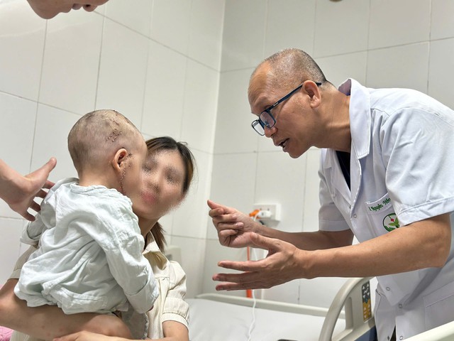 B&eacute; trai 2 tuổi bị đa chấn thương do ch&oacute; tấn c&ocirc;ng- Ảnh 1.