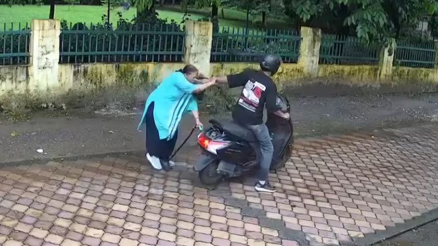 Vờ hỏi chuyện, người đàn ông cướp dây chuyền rồi bỏ chạy- Ảnh 1.