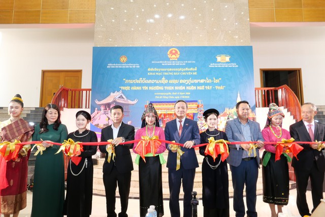 Trưng bày chuyên đề "Thực hành tín ngưỡng Then nhóm ngôn ngữ Tày - Thái" tại Trung tâm Văn hóa Việt Nam, Thủ đô Viêng Chăn, Lào- Ảnh 1.
