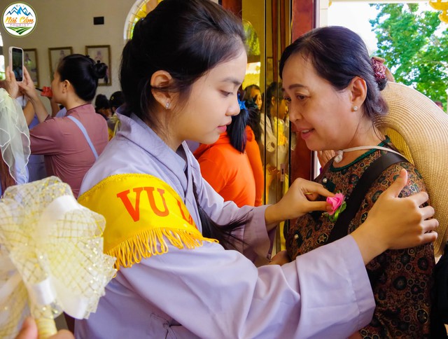Bảy Núi mùa Vu Lan: Khi tình yêu thương được cài lên ngực áo - Ảnh 2.