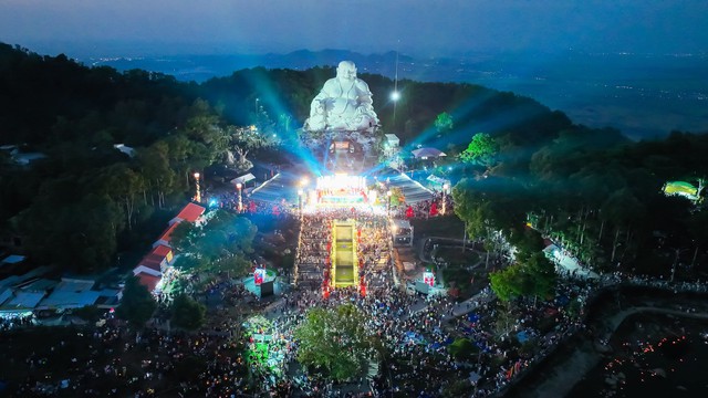 Bảy Núi mùa Vu Lan: Khi tình yêu thương được cài lên ngực áo - Ảnh 3.