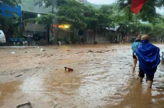Mưa lớn dồn dập từ đ&ecirc;m nay (17/8), cảnh b&aacute;o lũ tr&ecirc;n c&aacute;c s&ocirc;ng miền Bắc d&acirc;ng cao - Ảnh 1.