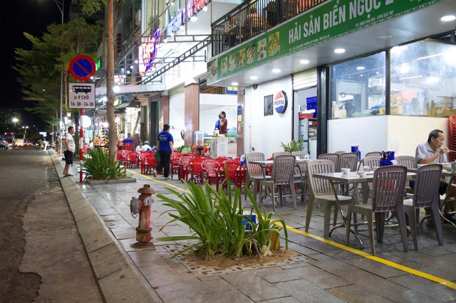 Đ&ocirc; thị Quy Nhơn kẻ lại vỉa h&egrave;, trả kh&ocirc;ng gian cho người đi bộ- Ảnh 1.