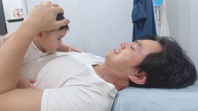 Nam diễn viên Cao Minh Đạt hạnh phúc khoe con gái là "bản sao" của bố sau 9 năm kết hôn - Ảnh 2.
