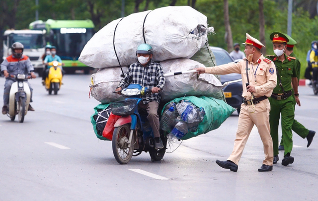 Hà Nội: Hơn 1.500 phương tiện vượt đèn đỏ bị CSGT phát hiện trong một tháng - Ảnh 3.