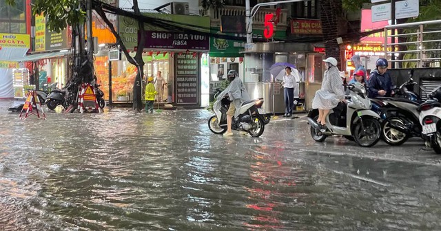 Dự b&aacute;o thời tiết 20/8/2026: Miền Bắc đ&oacute;n đợt mưa to như tr&uacute;t nước, cảnh b&aacute;o thời tiết nguy hiểm - Ảnh 1.