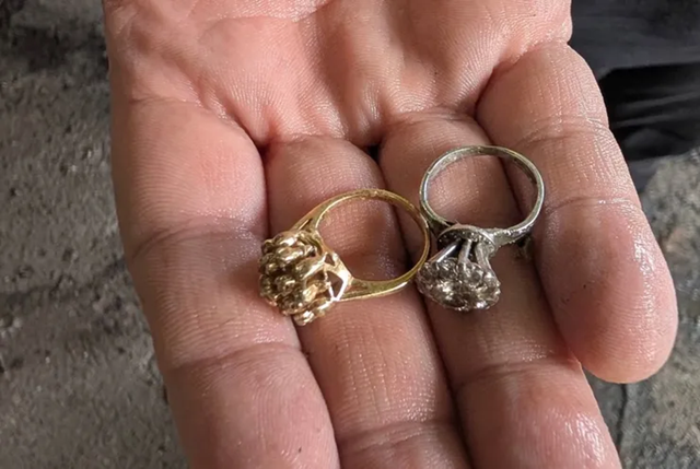 Vợ l&agrave;m mất nhẫn gia truyền, chồng bới hơn 9 tấn r&aacute;c: C&aacute;i kết khiến ai cũng bất ngờ - Ảnh 1.