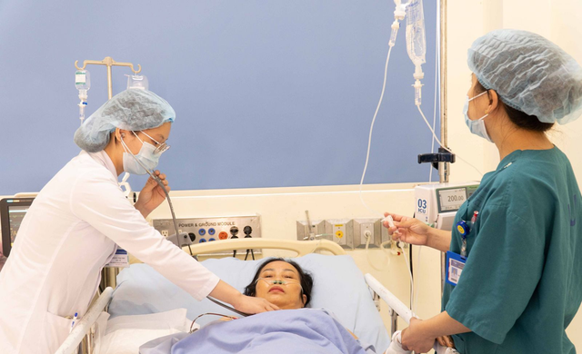 Đốt rẫy giữa trời n&oacute;ng, người phụ nữ 54 tuổi nguy kịch - Ảnh 1.