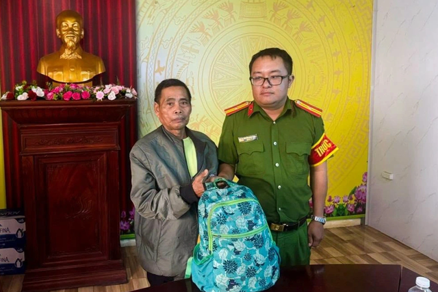 Nhặt được ba l&ocirc; chứa gần 25 triệu đồng, hai người d&acirc;n l&agrave;m một việc khiến chủ nh&acirc;n x&uacute;c động - Ảnh 1.