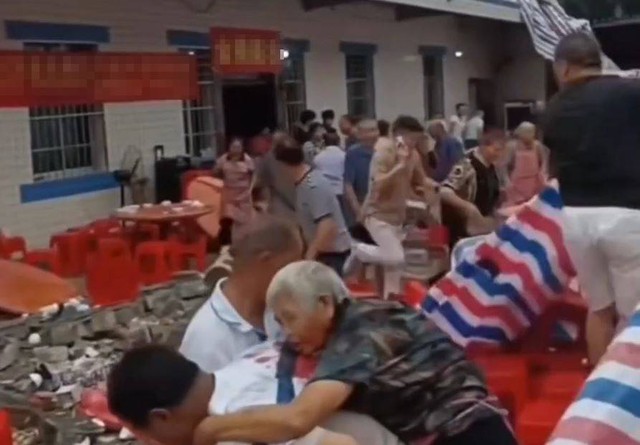 Sập tường trong tiệc mừng con đỗ đại học, 5 người tử vong, 17 người bị thương - Ảnh 1.