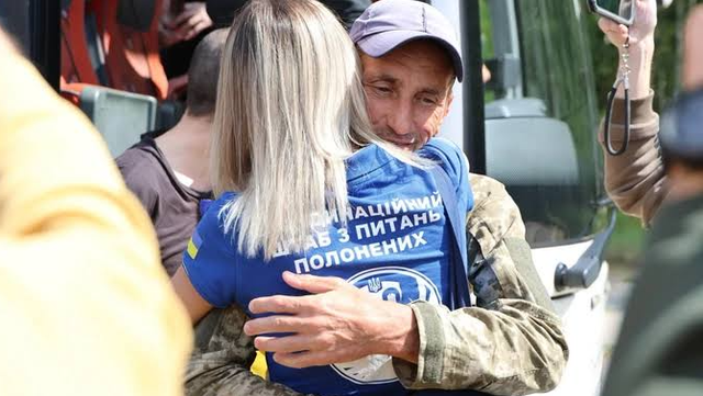 Ukraine, Nga tiếp tục trao đổi tù binh khi đàm phán hòa bình đình trệ - Ảnh 1.