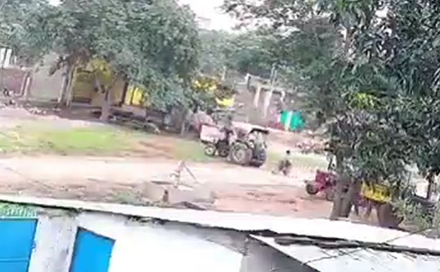 Người đàn ông đi xe máy tử vong khi bị sợi dây vướng vào cổ - Ảnh 1.