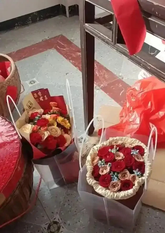 Chú rể mang giỏ tre đầy tiền đi hỏi vợ, con số phía sau gây bất ngờ - Ảnh 2.