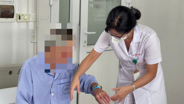 Người đàn ông 41 tuổi yếu tay chân, không thể tự đi lại vì lý do này - Ảnh 1.
