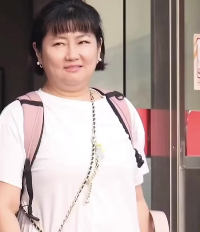 "Người tình trong mộng của hàng triệu chàng trai" gây sốc với ngoại hình khác lạ - Ảnh 1.