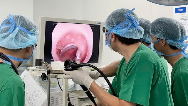 Bé 3 tuổi đau bụng, bác sĩ phát hiện “vật lạ” mắc trong tá tràng - Ảnh 1.