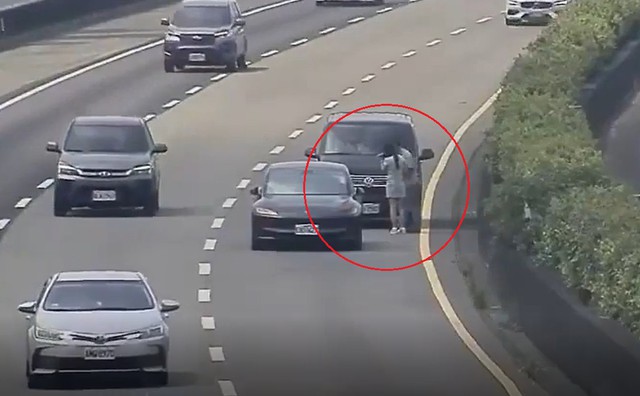 Đứng giữa đường cao tốc giải quyết va chạm, 2 tài xế bị đâm tử vong - Ảnh 1.