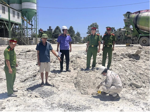 Phó giám đốc và nhân viên trạm bê tông đổ - Ảnh 2.