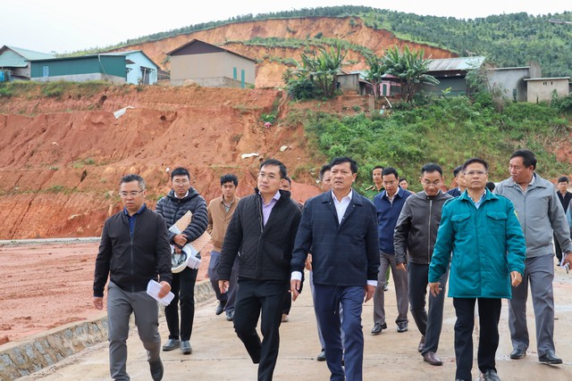Phó Chủ tịch Thường trực UBND tỉnh Lâm Đồng: Tuyệt đối không để sạt lở gây thiệt hại về người- Ảnh 1.