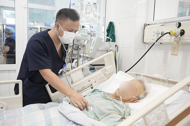 Nuốt tăm tre, người đàn ông nhập viện vì thủng ruột - Ảnh 1.