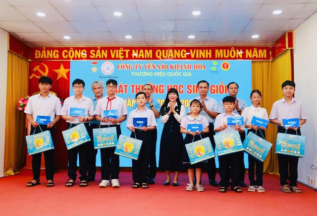 Yến sào Khánh Hòa dành gần 2,3 tỷ đồng khen thưởng 2.170 học sinh - Ảnh 1.