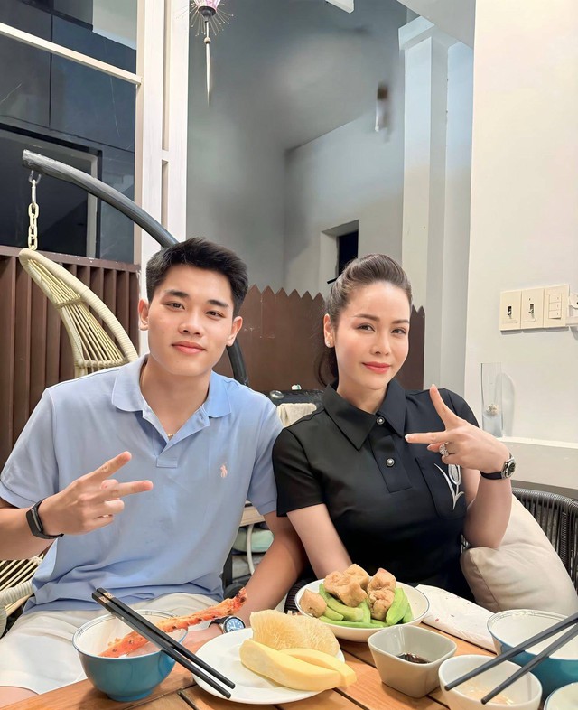 Cầu thủ Đình Bắc chung khung hình với Nhật Kim Anh gây sốt MXH - Ảnh 1.
