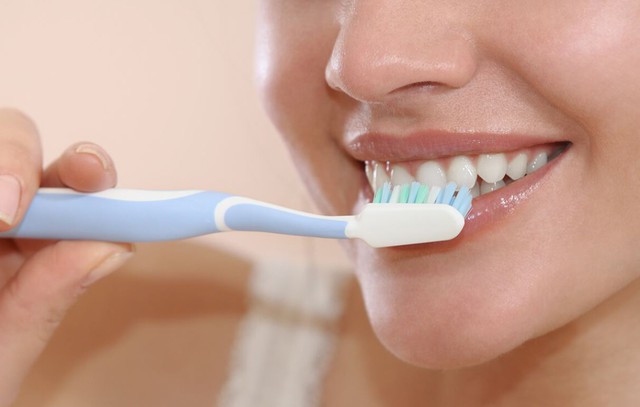 Đánh răng trước hay sau khi ăn sáng thì tốt hơn? - Ảnh 1.
