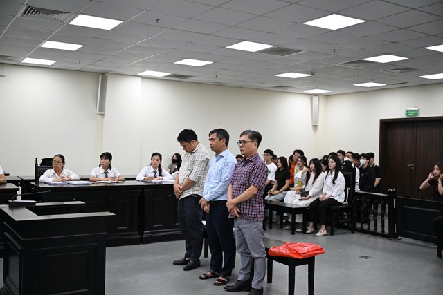 Cựu Hiệu trưởng "ăn bớt" tiền hỗ trợ A80 1.000 sinh viên lĩnh án 3 năm tù - Ảnh 1.