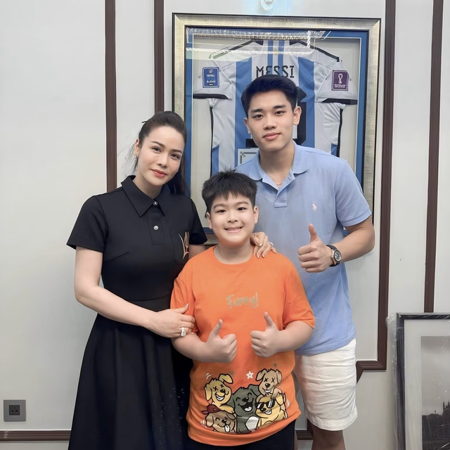 Cầu thủ Đình Bắc chung khung hình với Nhật Kim Anh gây sốt MXH - Ảnh 2.