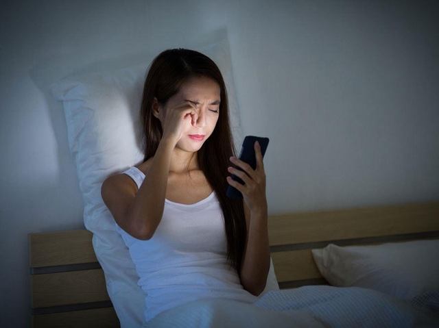 Vừa mở mắt đ&atilde; cầm điện thoại: N&atilde;o bộ đang "l&atilde;nh đủ" điều g&igrave;? - Ảnh 1.