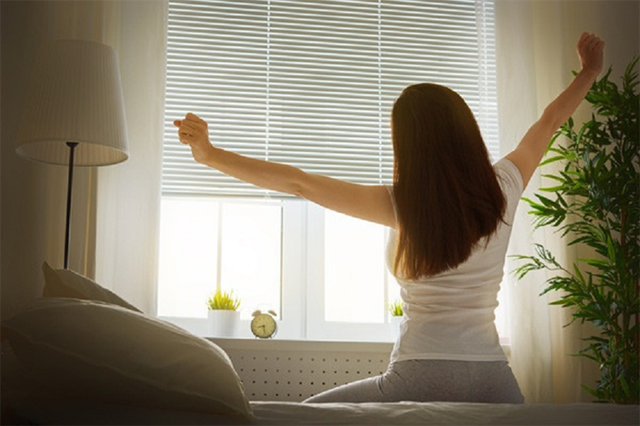 Vừa mở mắt đ&atilde; cầm điện thoại: N&atilde;o bộ đang "l&atilde;nh đủ" điều g&igrave;? - Ảnh 2.