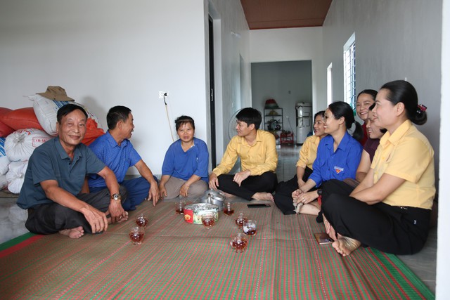 Chương trình “Vì người nghèo” Nghệ An: Thắp lửa yêu thương dưới những mái nhà kiên cố - Ảnh 2.