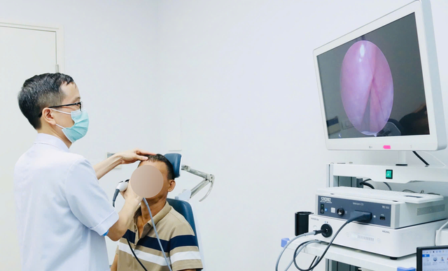 Suốt 1 tháng chảy máu mũi, nam thanh niên sốc khi bác sĩ gắp ra "sinh vật lạ" - Ảnh 1.