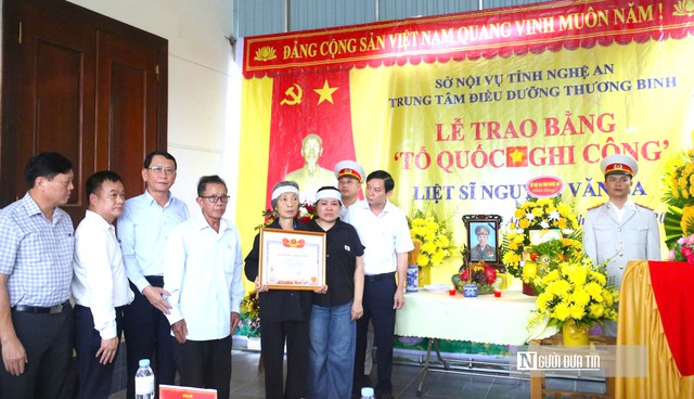 X&uacute;c động lễ đ&oacute;n Bằng Tổ quốc ghi c&ocirc;ng của th&acirc;n nh&acirc;n liệt sĩ Nguyễn Văn Ba- Ảnh 2.