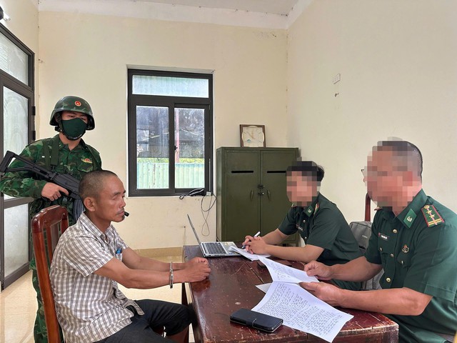 B&aacute;m rừng, mật phục đường d&acirc;y vận chuyển tr&aacute;i ph&eacute;p thuốc nổ tại bi&ecirc;n giới- Ảnh 2.