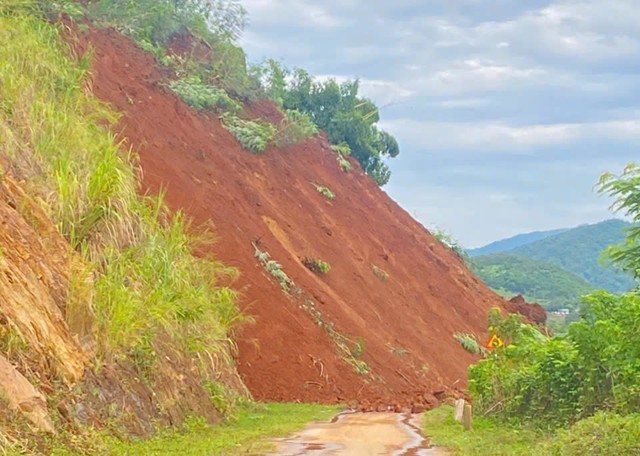 Sạt lở hơn 300.000m3 đất đ&aacute;, v&ugrave;i lấp tuyến đường v&ugrave;ng bi&ecirc;n- Ảnh 1.