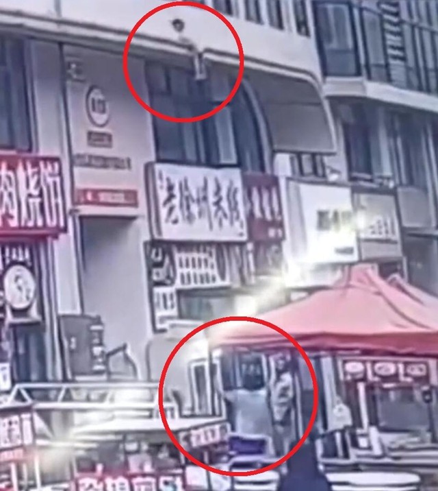Người đ&agrave;n &ocirc;ng d&ugrave;ng tay kh&ocirc;ng đỡ b&eacute; g&aacute;i 2 tuổi rơi xuống từ độ cao 6 m&eacute;t - Ảnh 1.