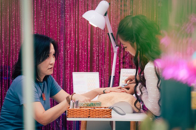 O Hồng của "Mưa đỏ" g&acirc;y bất ngờ khi đi l&agrave;m nail - Ảnh 2.