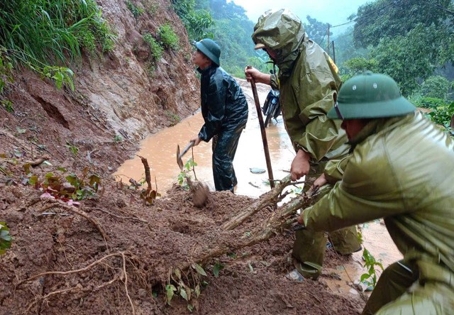 Sạt lở hơn 300.000m3 đất đ&aacute;, v&ugrave;i lấp tuyến đường v&ugrave;ng bi&ecirc;n- Ảnh 6.
