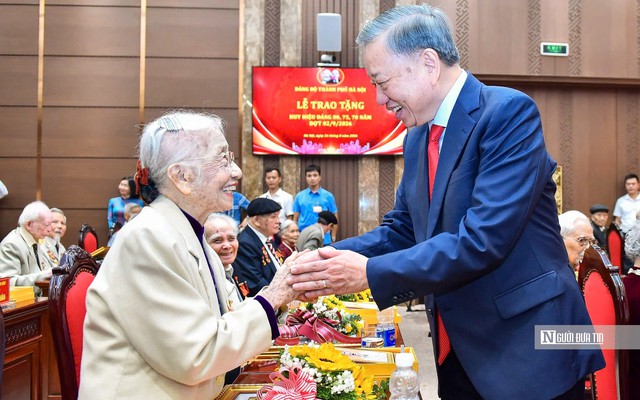 Tổng B&iacute; thư, Chủ tịch nước T&ocirc; L&acirc;m trao Huy hiệu Đảng tặng c&aacute;c đảng vi&ecirc;n l&atilde;o th&agrave;nh - Ảnh 2.